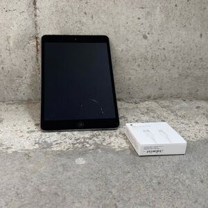 Apple iPad Mini 2 For Parts Cracked Screen No Display + New Cable